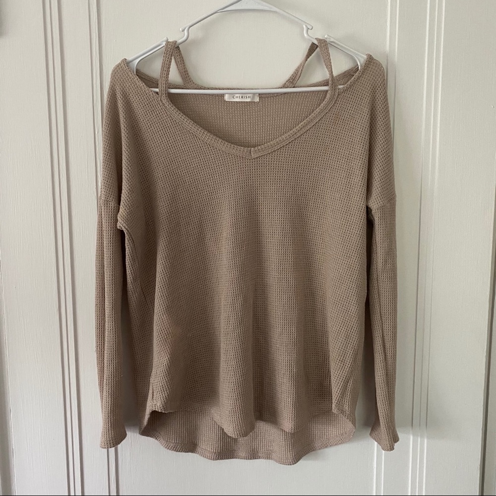 Shoulder cutout light knit long sleeve.